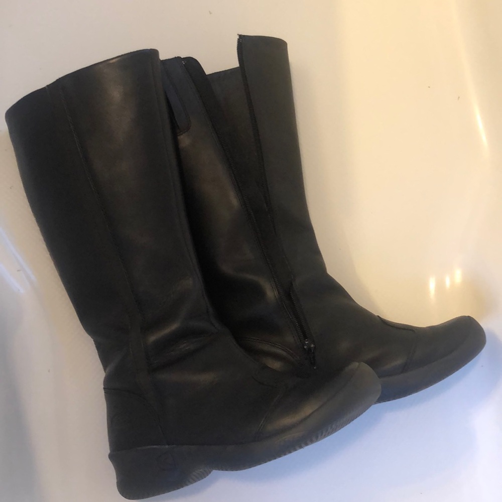 Black keen boots